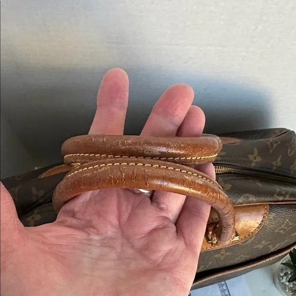 Louis Vuitton Monogram Deauville 
Date Code MI 0037 ( the best I can make of it) - Picture 4 of 15